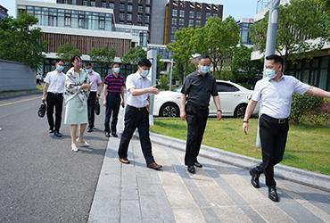 烈日炎炎，領(lǐng)導送信心|閔行區(qū)委委員、區(qū)人民檢察院黨組書記、檢察長胡春健帶隊赴寶開智能開展大走訪、大排查