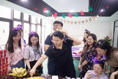 八月集體生日會(huì) | 與久違的祝?；馃嵯嘧? /></a>
                        </div>
                        <div   id=