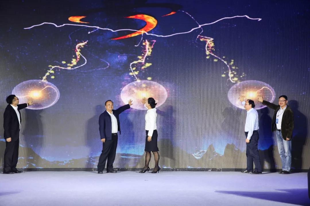 寶開領(lǐng)導(dǎo)張振林、王雷受邀出席 | 2018湖南大美服飾供應(yīng)鏈高峰論壇圓滿舉行！